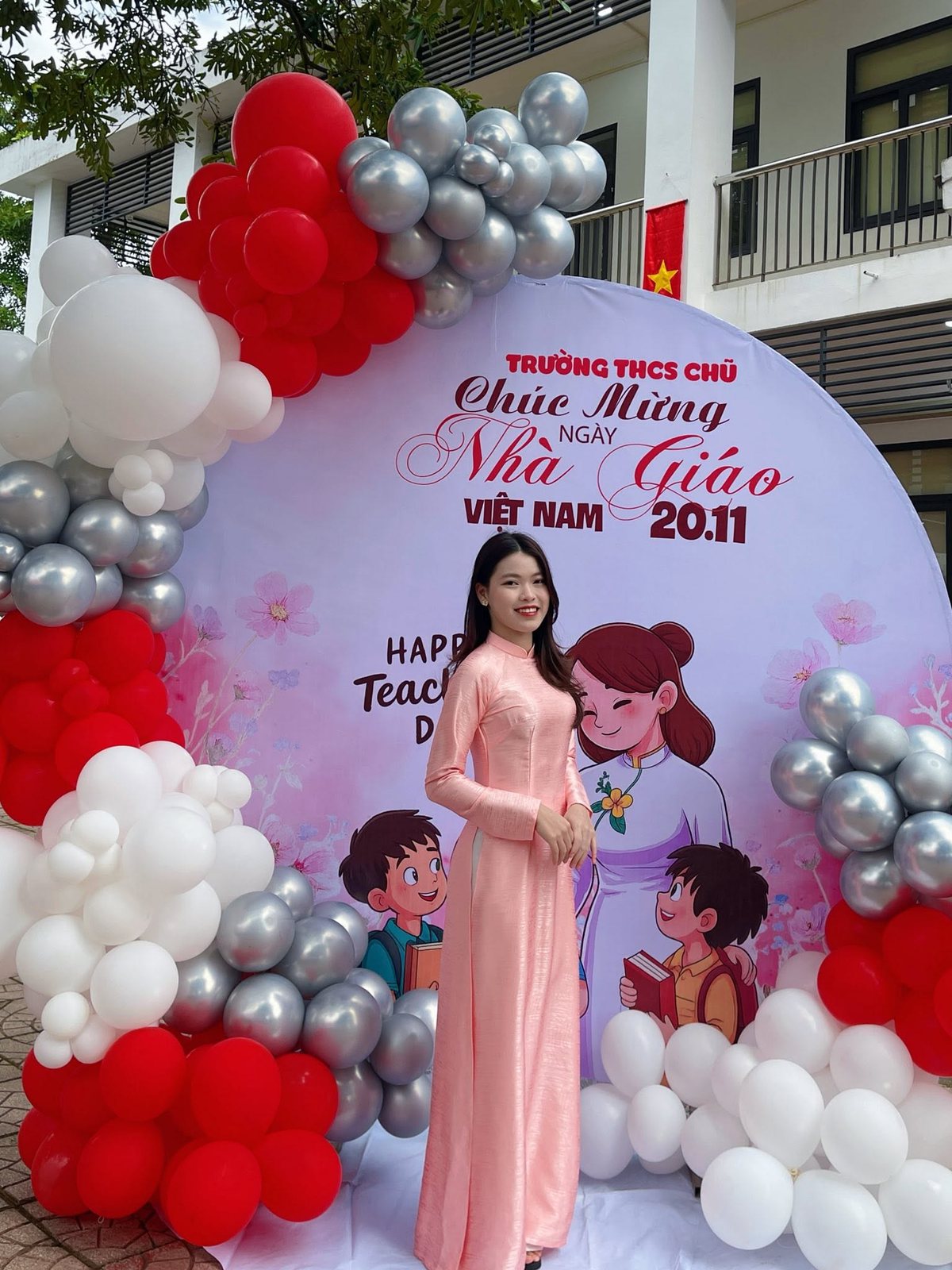 Cô giáo ANH KHÔI ENGLISH chào đón học sinh